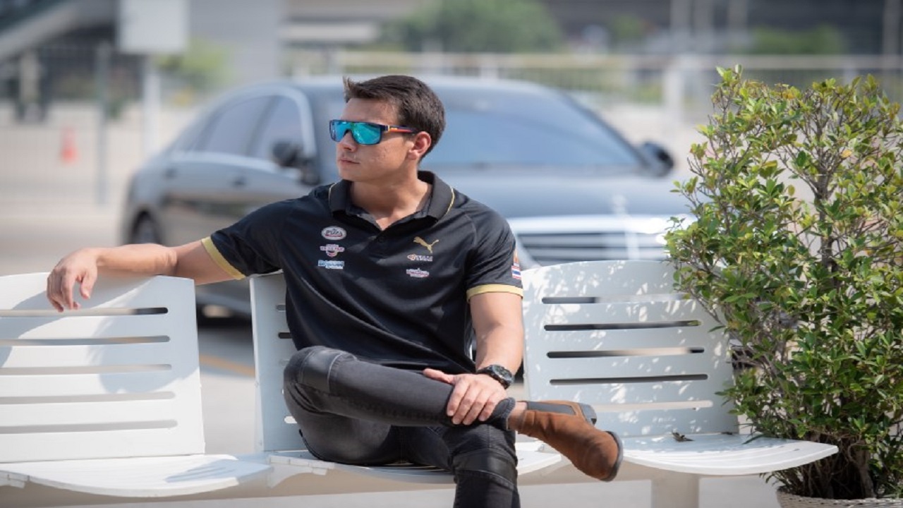 แซนดี้ สตูวิค" นักขับรถยนต์ในรุ่น  Super Car GT3     ประกบคู่กับทีมเมท   "อากาซ แนนดี้"  สัญชาติมาเลเซีย  (Akash Nandy)  ซึ่งนัดเปิดฤดูกาล  